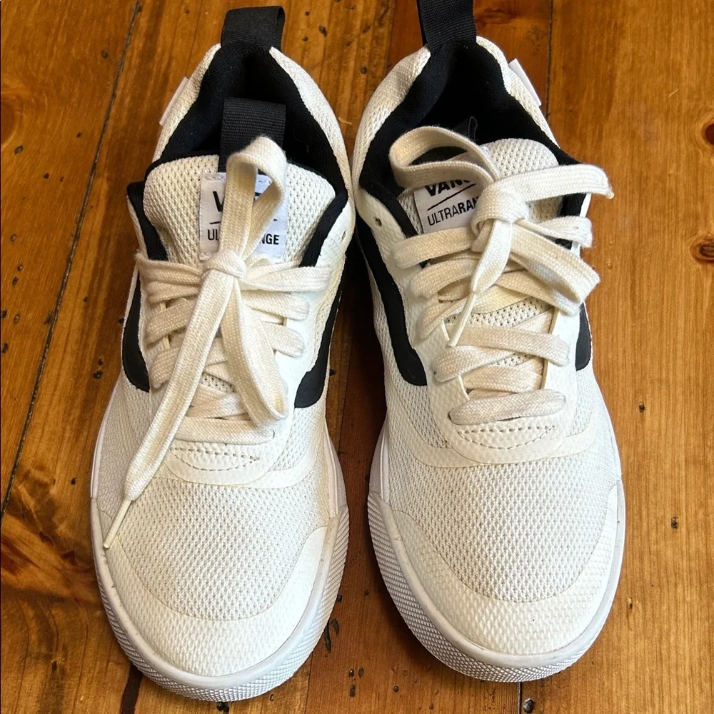 Vans Cream Low-Top Sneakers with Black Side Wave